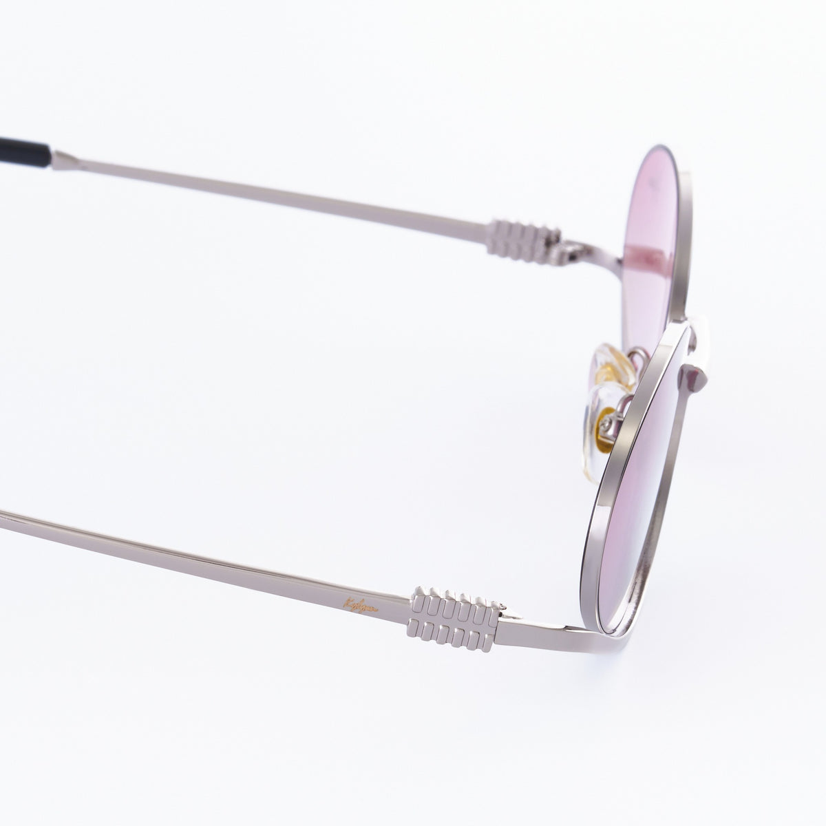 Elvian P слънчеви очила – близък план на сребристия детайл при пантата